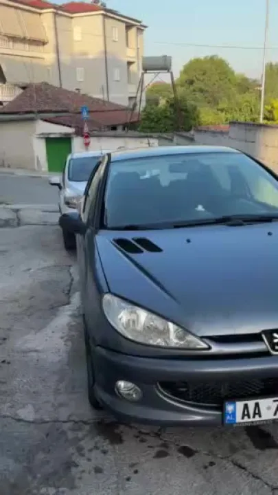 Peugeot 206 1.4 nafte me kondicioner dhe goma te reja — video