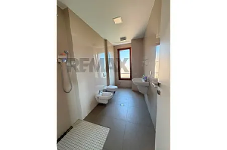 Me Qira Zyrë, 200m², Kati 8 – 250,000 Lek – Tiranë – I mirë — Tiranë - Foto 6
