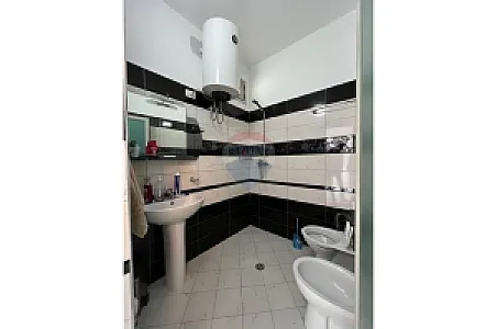 Me Qira Apartament 1+1, 23m² – 35,000 Lek – Tiranë – I mirë — Tiranë - Foto 2