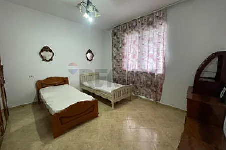 Me Qira Apartament 1+1, Kati 1 – Rruga – 300€ – Tiranë — Tiranë - Foto 1