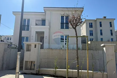 Shitet Vilë 3+1, 486.9m² – Farkë – 740,000€ – Tiranë — Tiranë - Foto 5