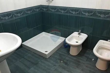 Me Qira Dyqan, 180m² – Rruga Muhamet – 1,000€ – Tiranë — Tiranë - Foto 4