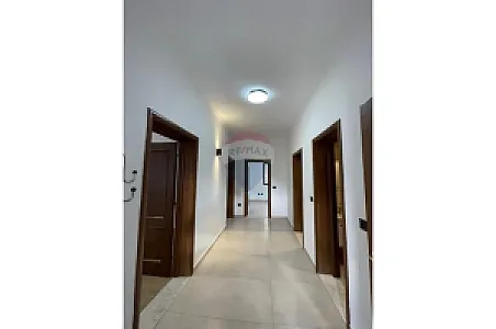 Me Qira Zyrë, 98m², Kati 2 – Blloku – 1,000€ – Tiranë — Tiranë - Foto 1