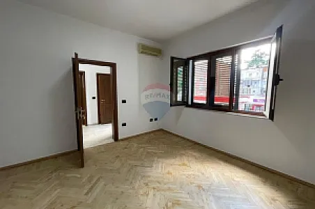Me Qira Zyrë, 98m², Kati 2 – Blloku – 1,000€ – Tiranë — Tiranë - Foto 2
