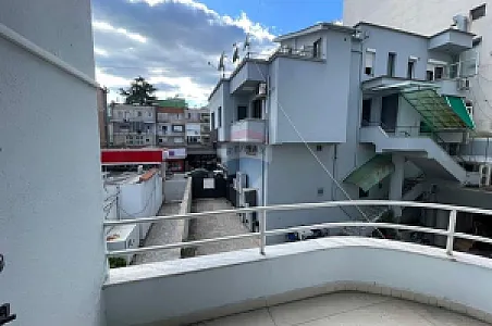 Me Qira Zyrë, 98m², Kati 2 – Blloku – 1,000€ – Tiranë — Tiranë - Foto 8