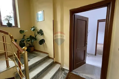 Me Qira Zyrë, 98m², Kati 2 – Blloku – 1,000€ – Tiranë — Tiranë - Foto 9