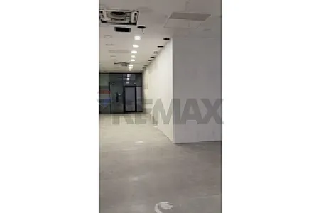Dyqan 155m² me Qira – Bulevardi Blu – 175,000 Lek – I mirë — Kamëz - Foto 1