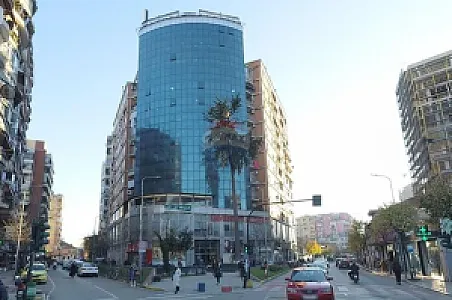Zyrë 30m² për Shitje – Rr. e Saraçeve – 90,000€ – I mirë — Tiranë - Foto 3