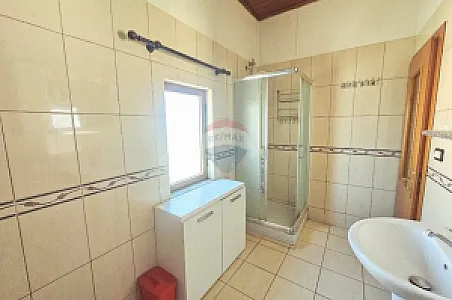 Apartament 1+1, 104m² me Qira – Mëzez – 38,000 Lek – I mirë — Tiranë - Foto 9