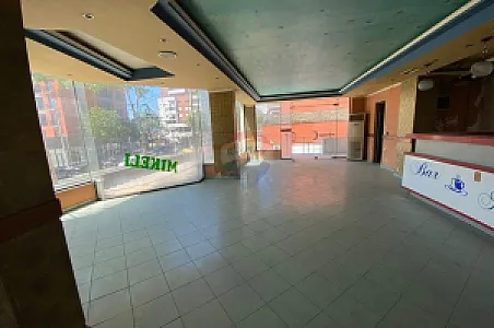 Dyqan 240m² për Qira – Bulevardi Blu – 100,000 Lek – I mirë — Kamëz - Foto 3