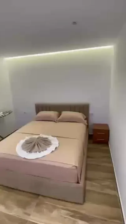 Jepet me qera ditore apartament per 4-5 persona apartament komod — video