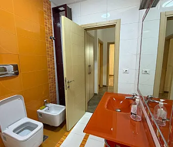 Zyre 132m² me Qera – Mobiluar, Bllok – 1,700€ – Tiranë — Tiranë - Foto 2