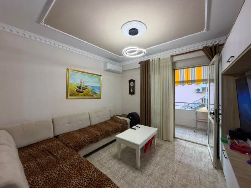 Shitet apartament 1+1 i adaptuar ne 2+1 Iliria, Plazh, Durres