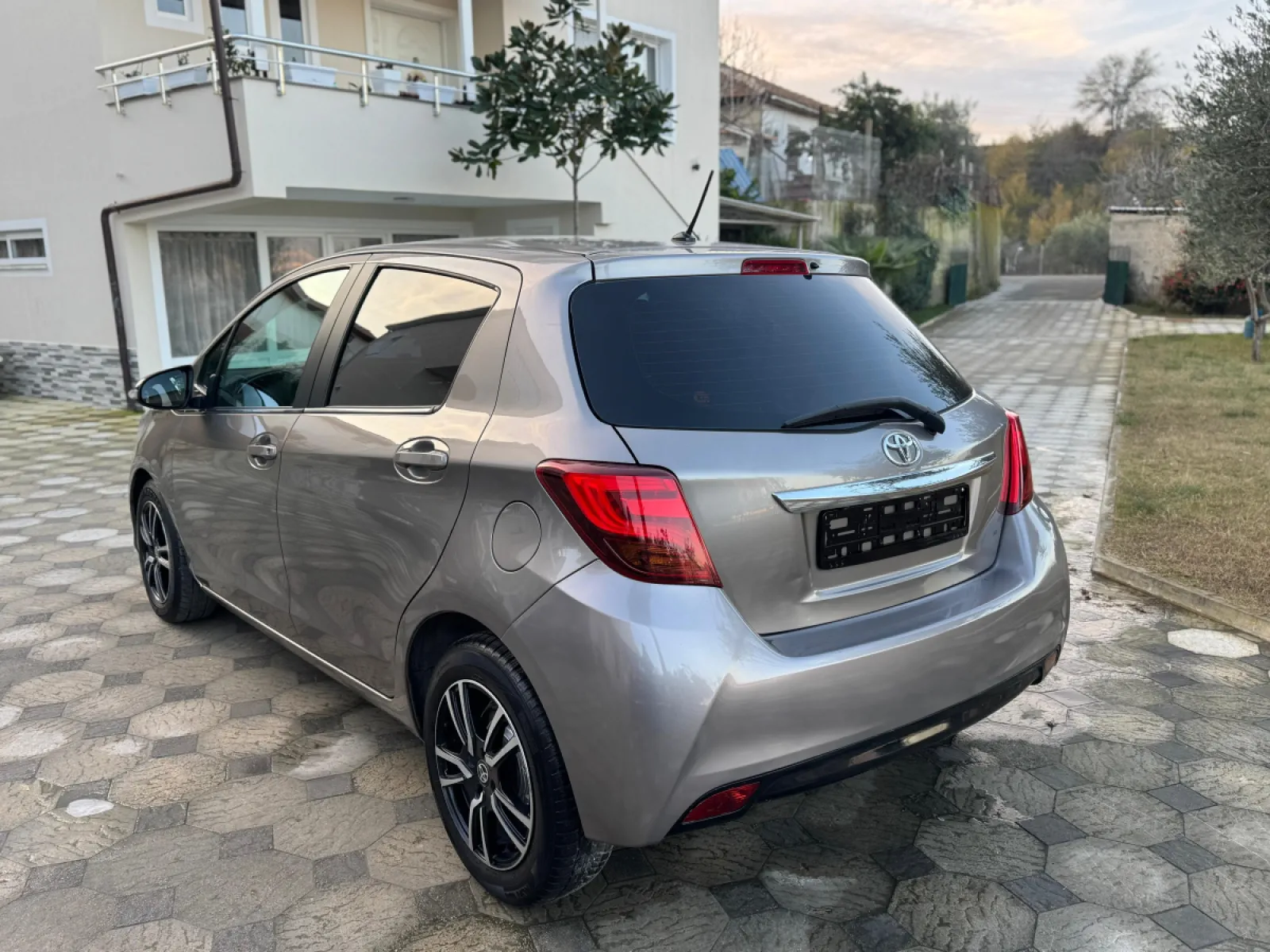 🚘 Toyota yaris — në shitje · në Tiranë · Si i ri - Foto 4