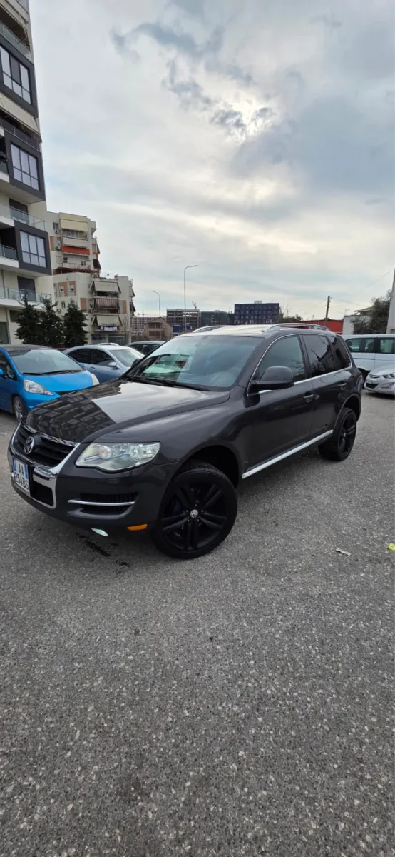 🚘 Volkswagen Touareg — në shitje · në Tiranë · Gjendje e shkëlqyer - Foto 2