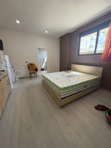 JEPET ME QERA GARSONIERE PRANE KORALIT, PLAZH, DURRES.