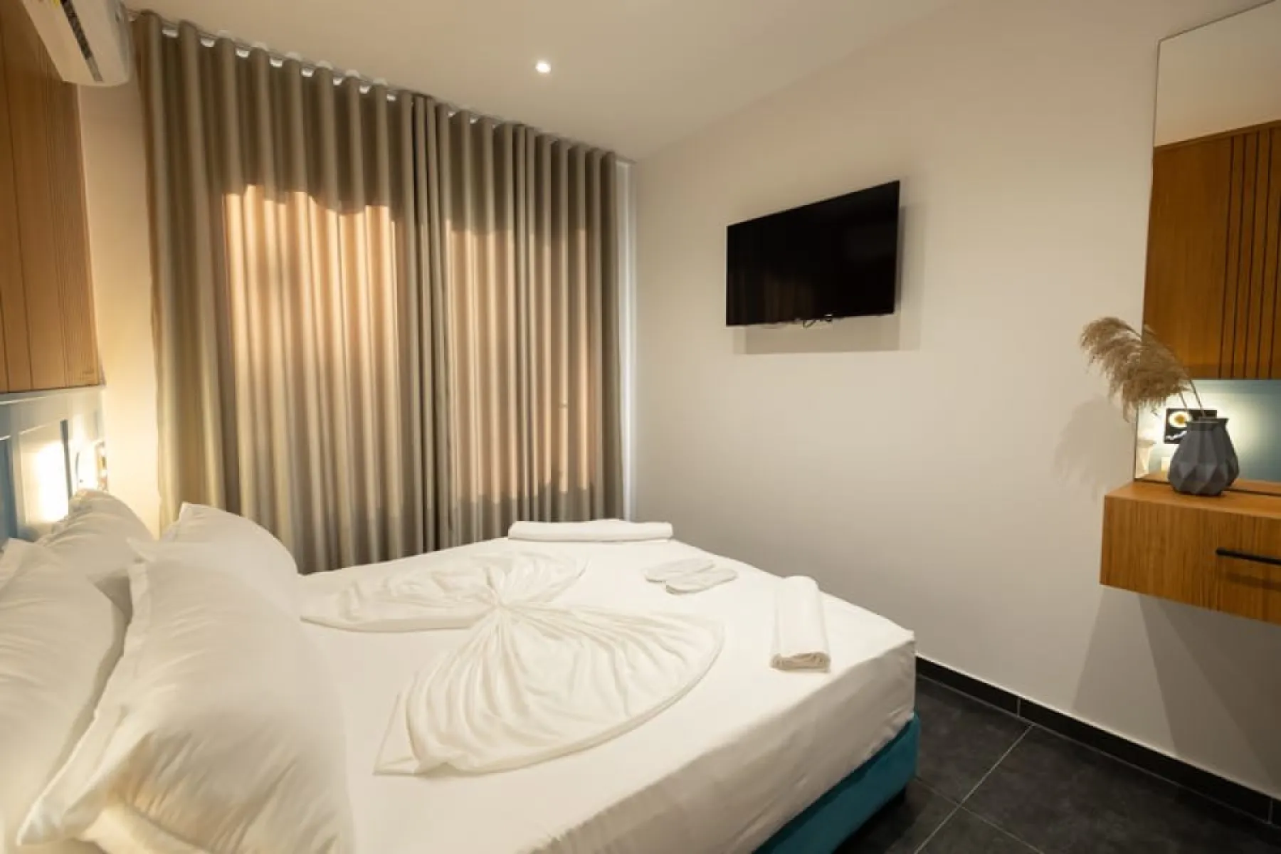 Shitet Hotel në vijë të parë në Lungomare buzë detit - Foto 1