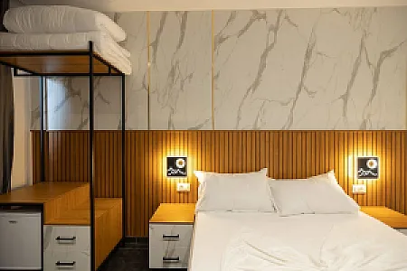 Shitet Hotel në vijë të parë në Lungomare buzë detit - Foto 2