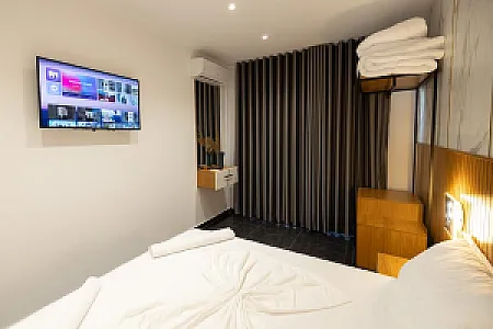 Shitet Hotel në vijë të parë në Lungomare buzë detit - Foto 8