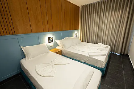 Shitet Hotel në vijë të parë në Lungomare buzë detit - Foto 9