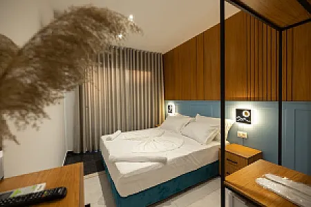 Shitet Hotel në vijë të parë në Lungomare buzë detit - Foto 10