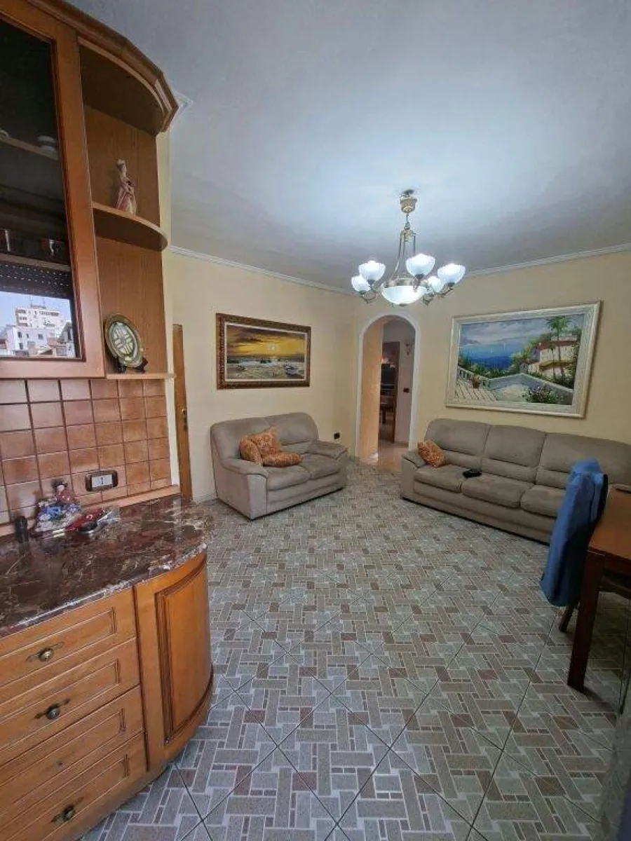 SHITET APARTAMENT 3+1+ VERANDE  21 DHJETORI - Foto 1