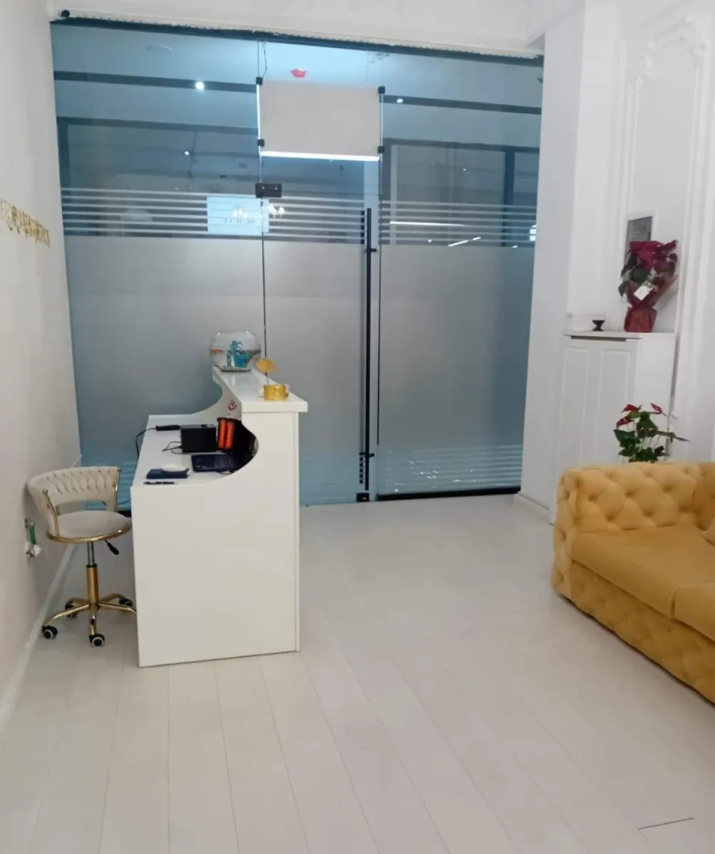 🏢 Jepet me Qira Dyqan – Rruga e Kavajës (Garden Building) - Foto 1