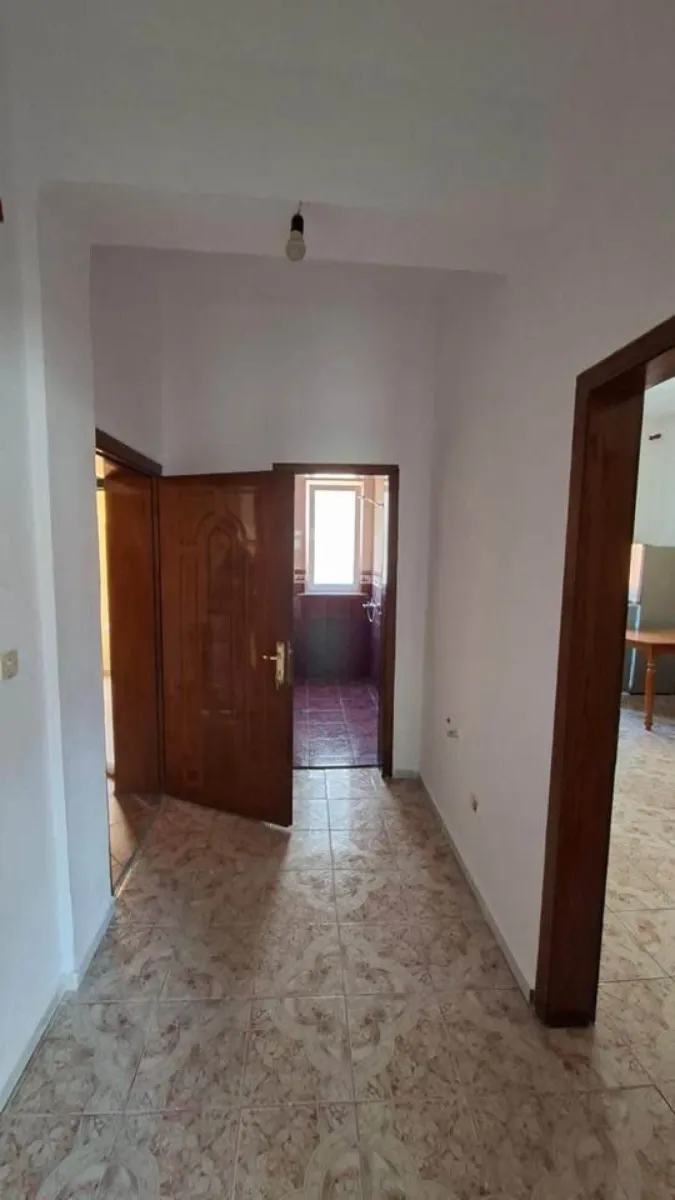 Jepet me qera 1+1 450 mij lek rrg durrsit/ hotel coloseu - Foto 3
