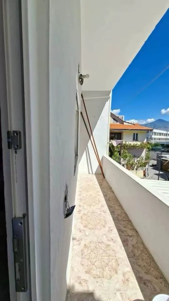 Jepet me qera 1+1 450 mij lek rrg durrsit/ hotel coloseu - Foto 5