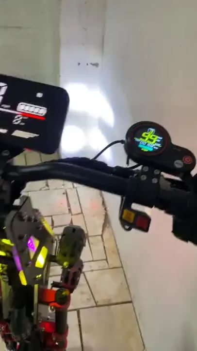 Skuter elektrik 100km/h në gjendje të shkëlqyer — video