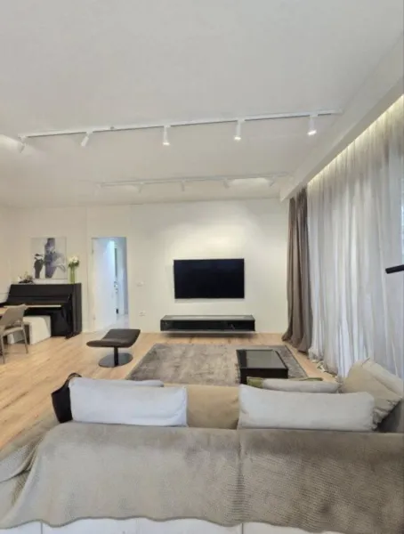 Shitet apartament 3+1+2 tek Kompleksi Delijorgji