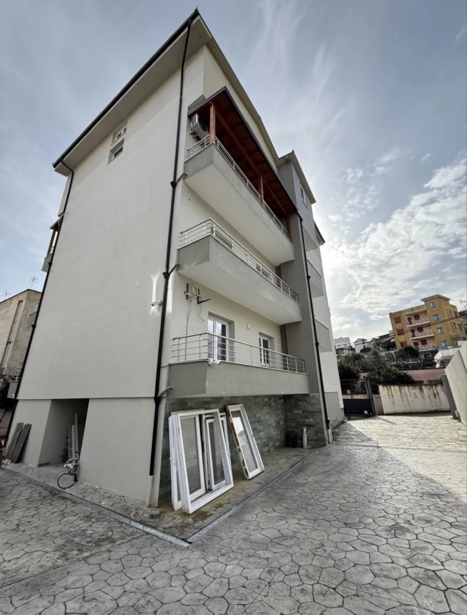 Shitet apartament 2+1 +parkim mbrapa Spitalit Dr, pallat i 2025! - Foto 2