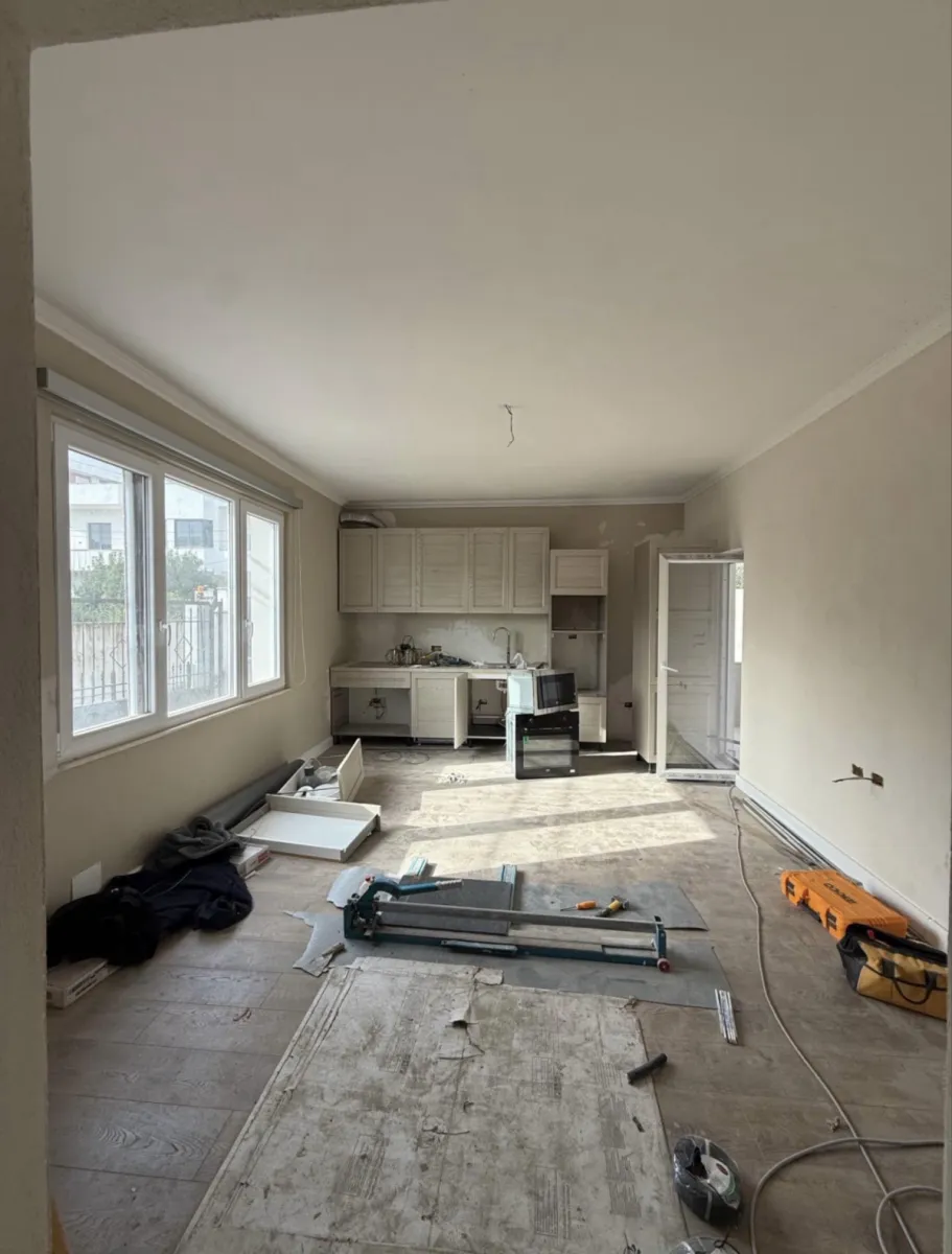 Shitet apartament 2+1 +parkim mbrapa Spitalit Dr, pallat i 2025! - Foto 3