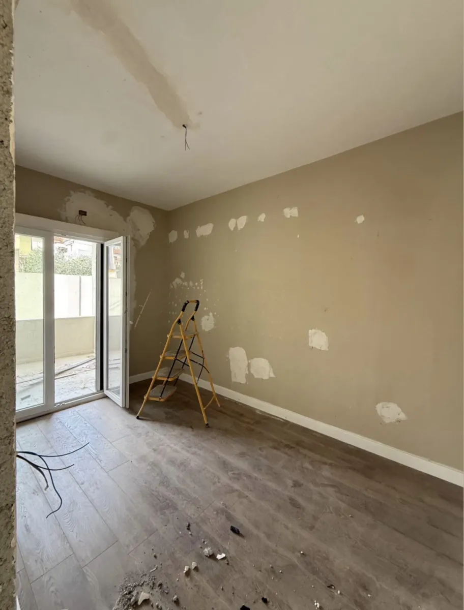 Shitet apartament 2+1 +parkim mbrapa Spitalit Dr, pallat i 2025! - Foto 4