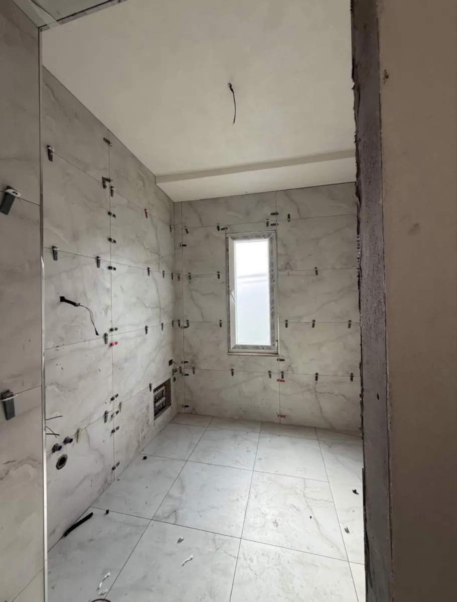 Shitet apartament 2+1 +parkim mbrapa Spitalit Dr, pallat i 2025! - Foto 7
