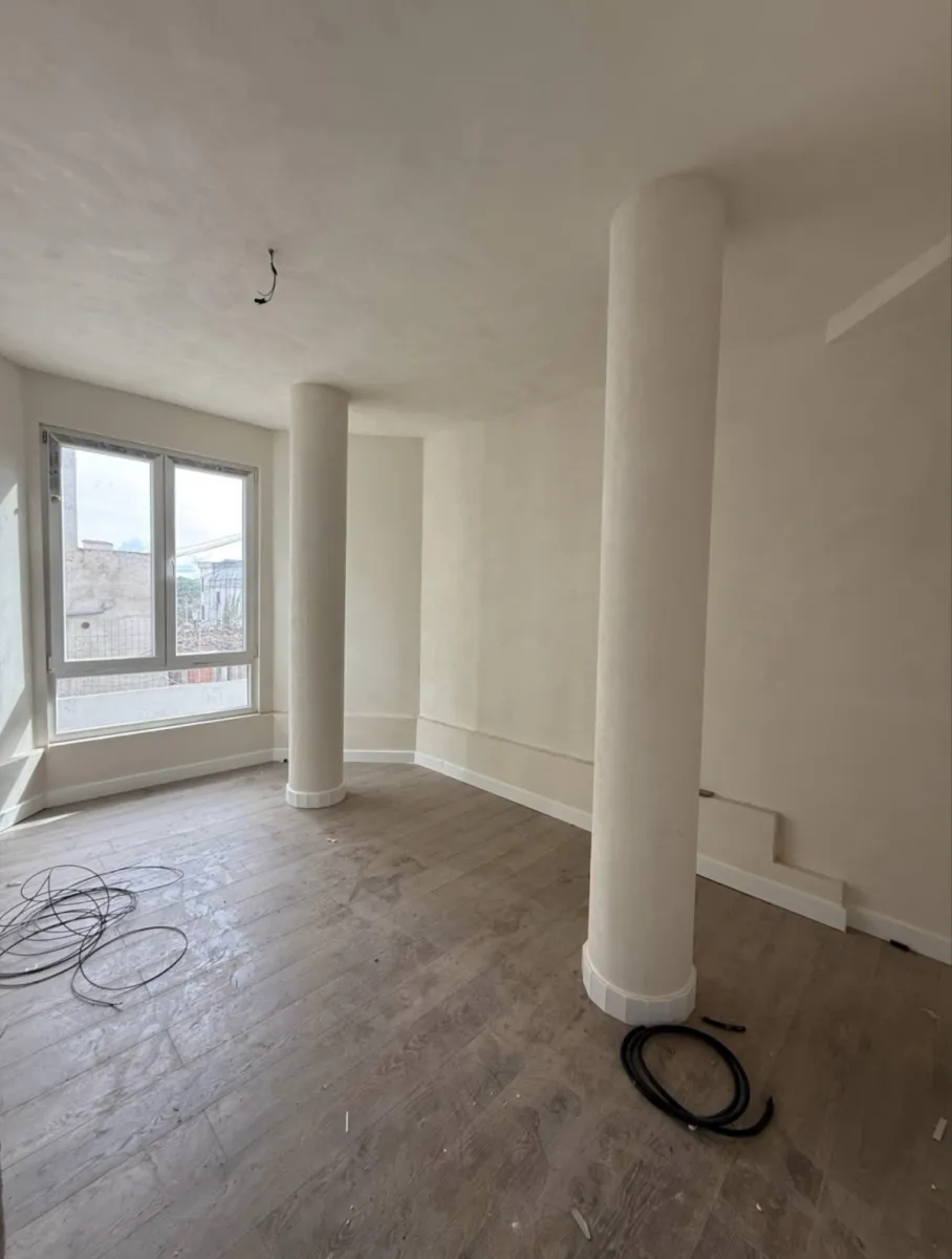 Shitet apartament 2+1 +parkim mbrapa Spitalit Dr, pallat i 2025! - Foto 8