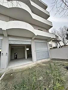 Jepet me qira magazinë buzë rruge ne Spitallë - Foto 1