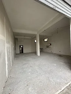 Jepet me qira magazinë buzë rruge ne Spitallë - Foto 2