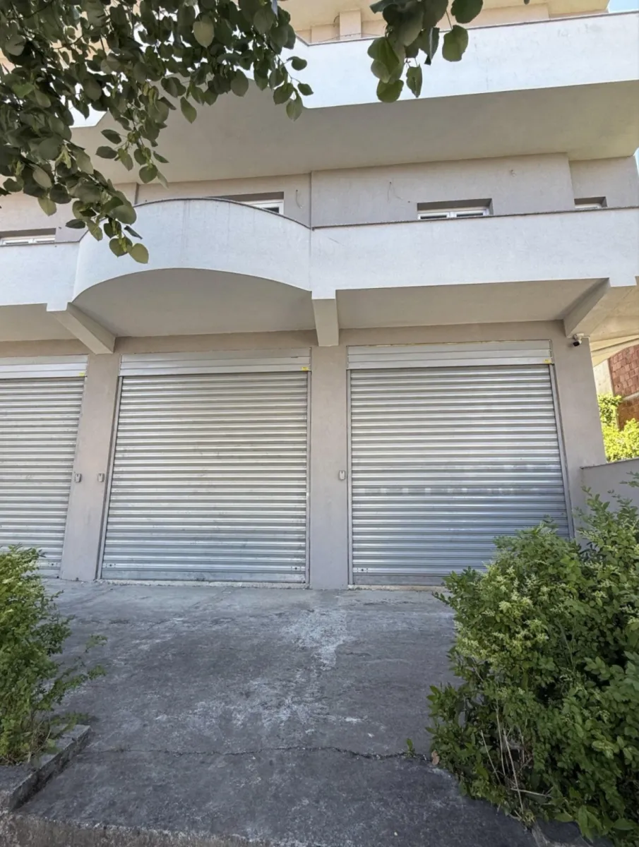 Jepet me qira magazinë buzë rruge ne Spitallë - Foto 3
