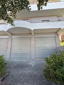 Jepet me qira magazinë buzë rruge ne Spitallë - Foto 3