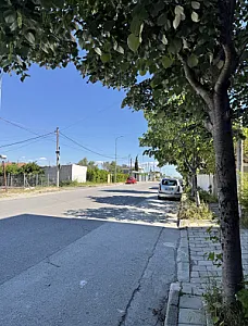 Jepet me qira magazinë buzë rruge ne Spitallë - Foto 4