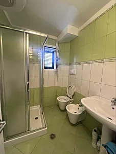 Jepet me qira afatgjate apartamenti 1+1 ne vlore - Foto 6