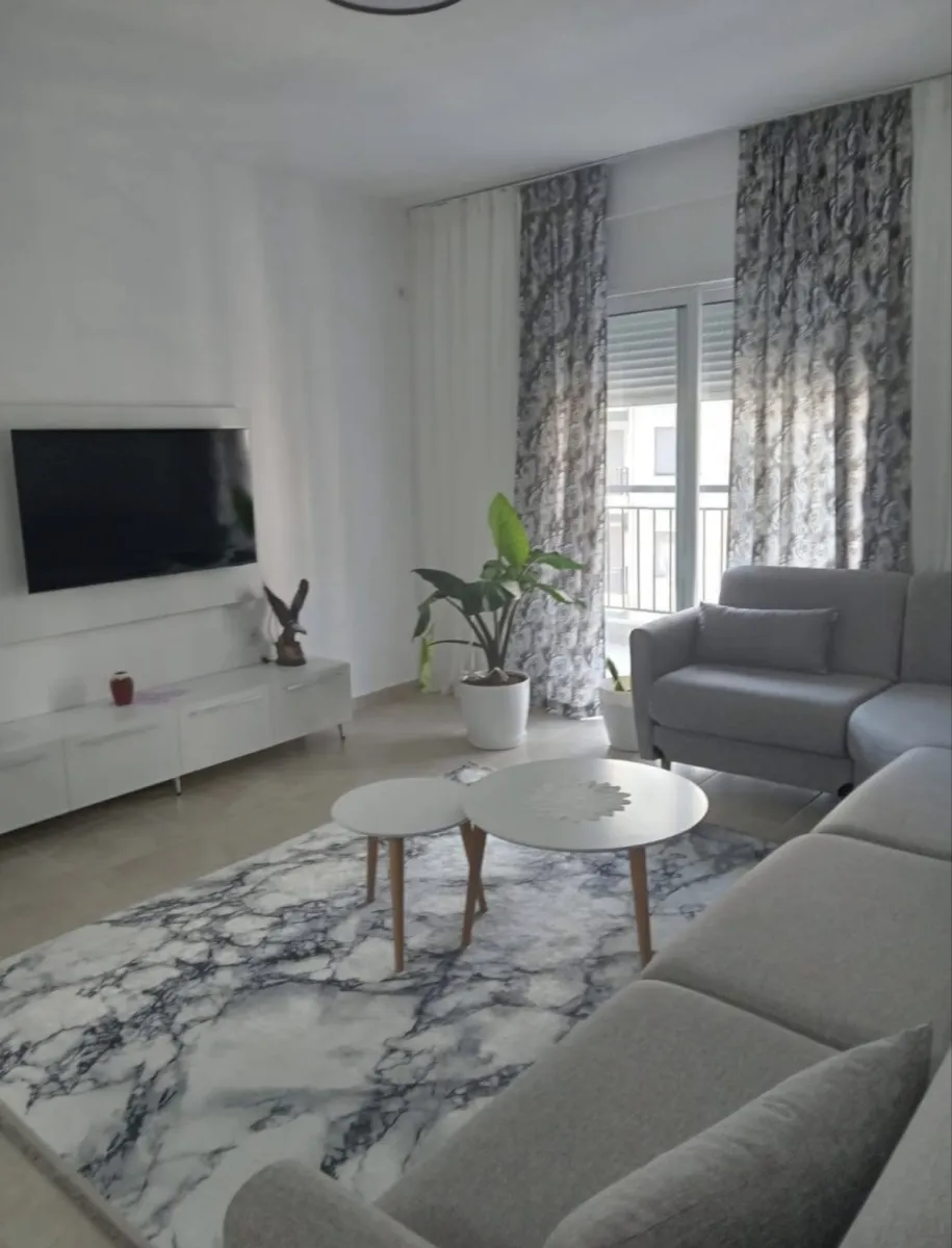 Jepet apartament me qira afatgjatë, Rruga Gjergj Arjaniti, Vlorë - Foto 1
