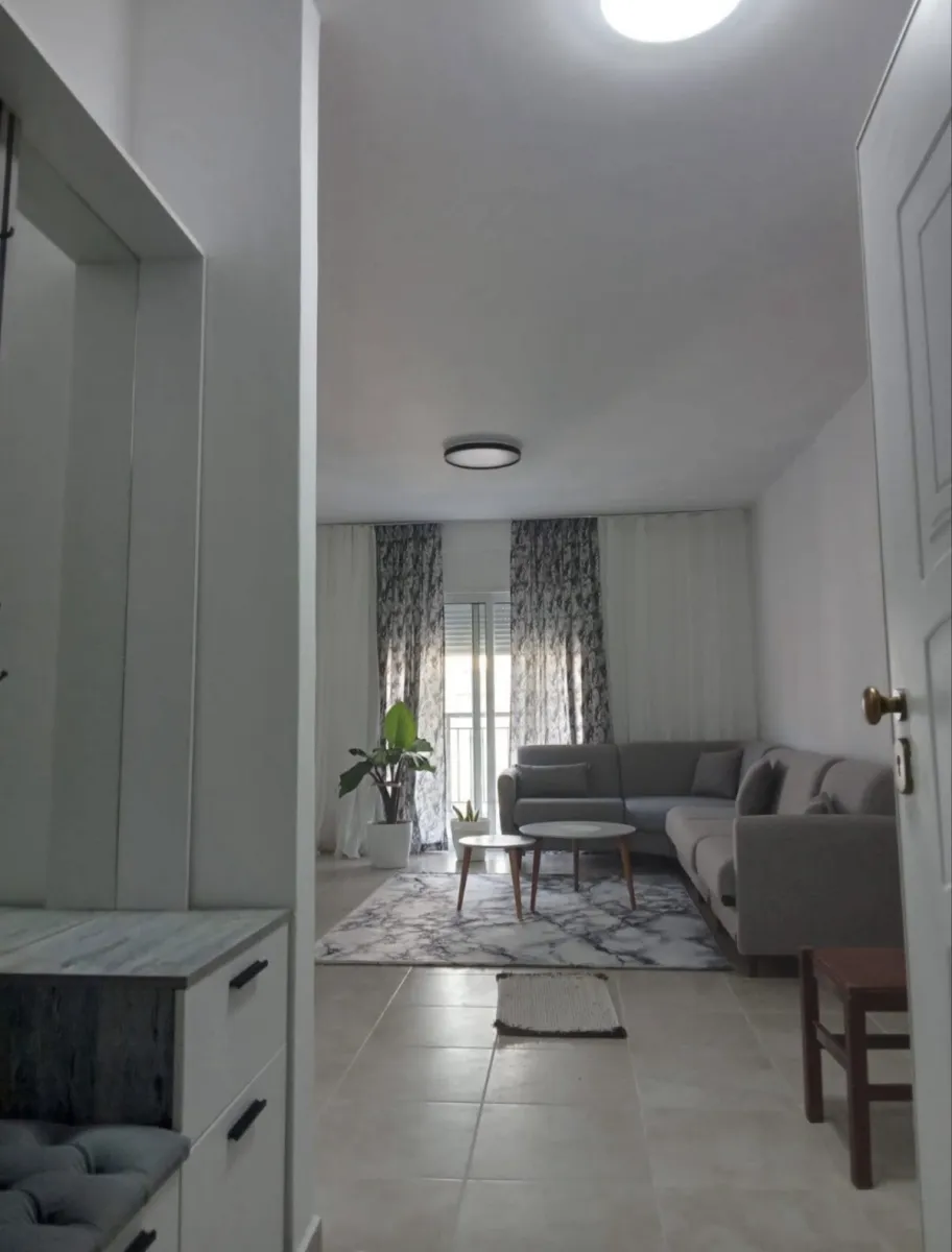 Jepet apartament me qira afatgjatë, Rruga Gjergj Arjaniti, Vlorë - Foto 2