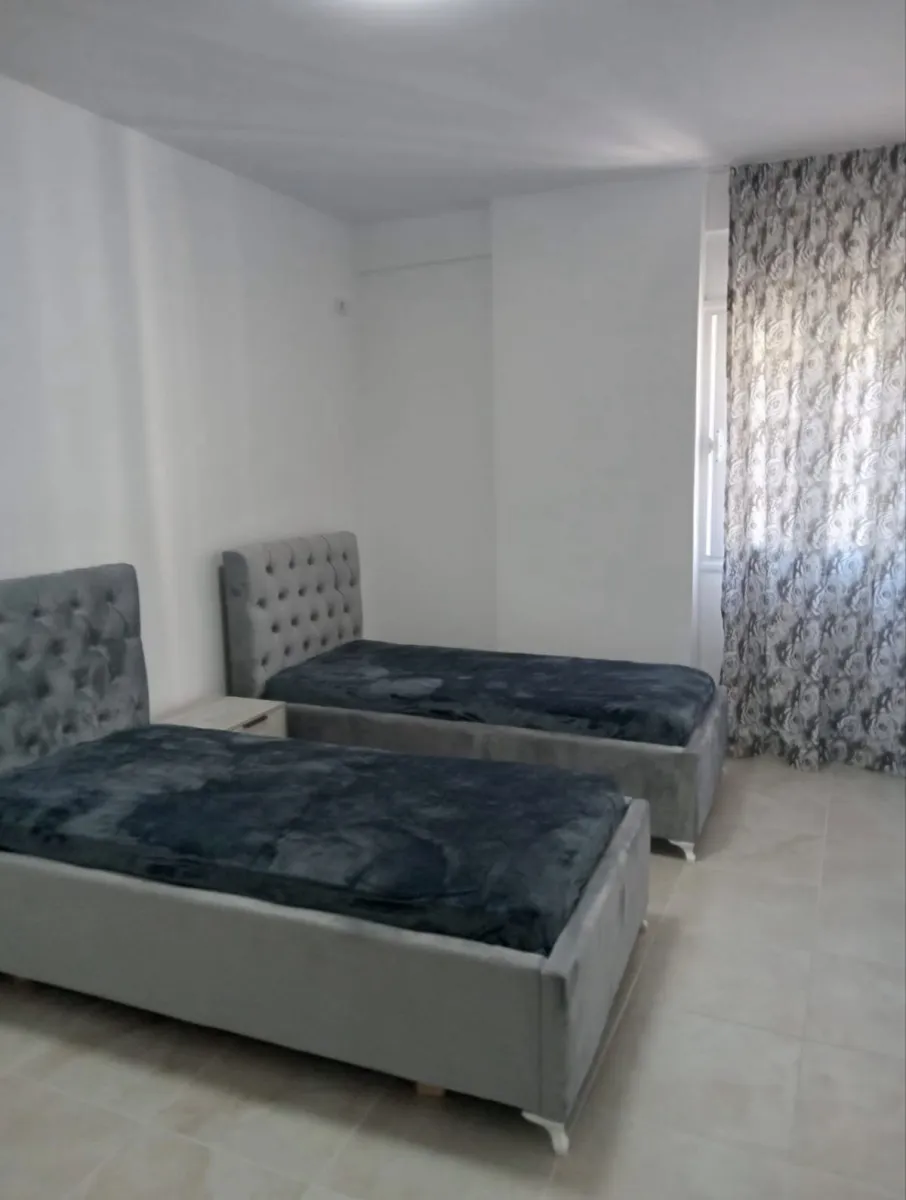 Jepet apartament me qira afatgjatë, Rruga Gjergj Arjaniti, Vlorë - Foto 8