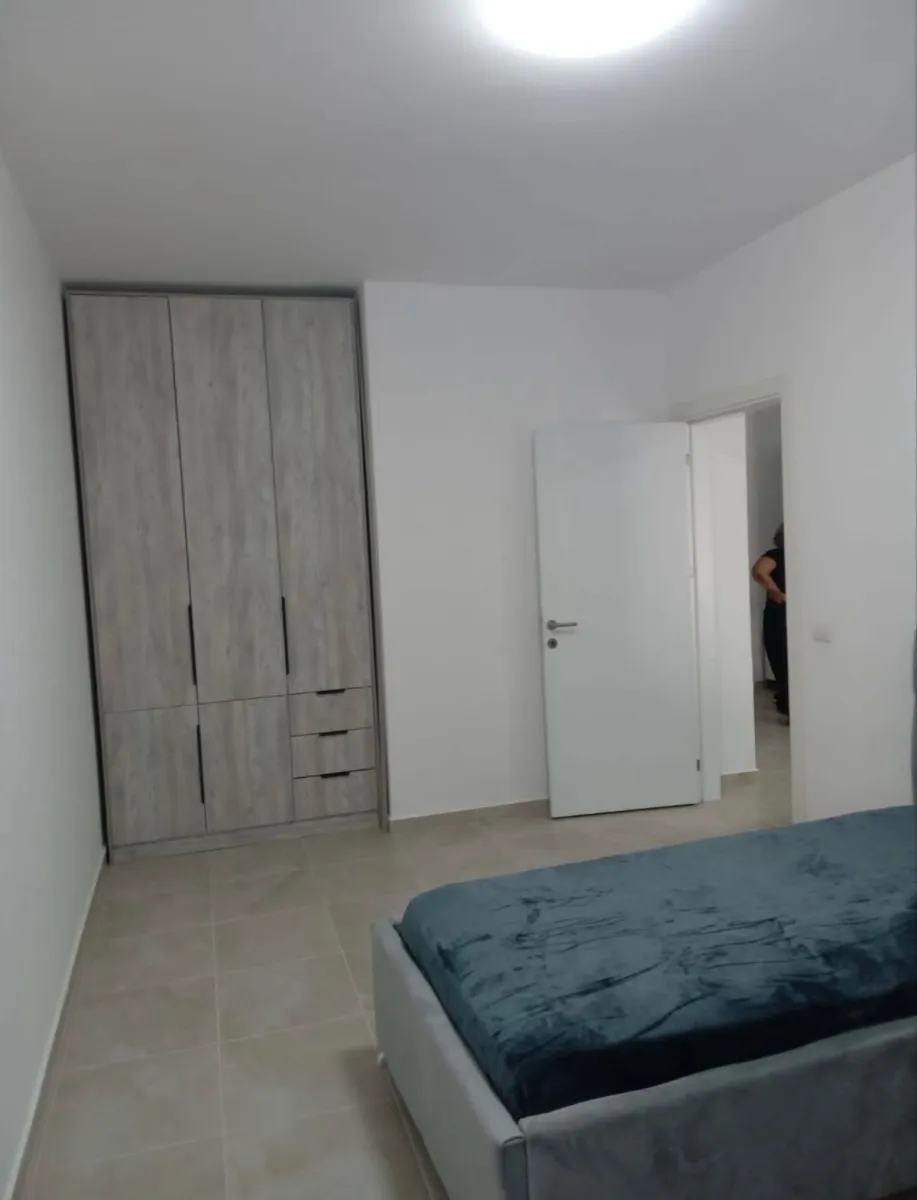 Jepet apartament me qira afatgjatë, Rruga Gjergj Arjaniti, Vlorë - Foto 9