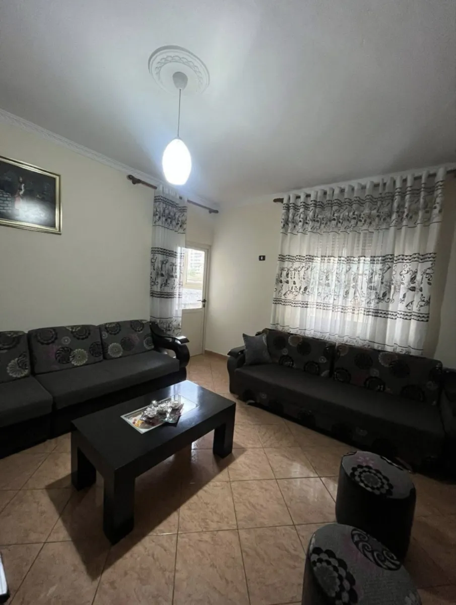 Jepet apartamenti me qira per afatgjat 2+1 ne vlore - Foto 1