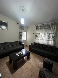 Jepet apartamenti me qira per afatgjat 2+1 ne vlore - Foto 1