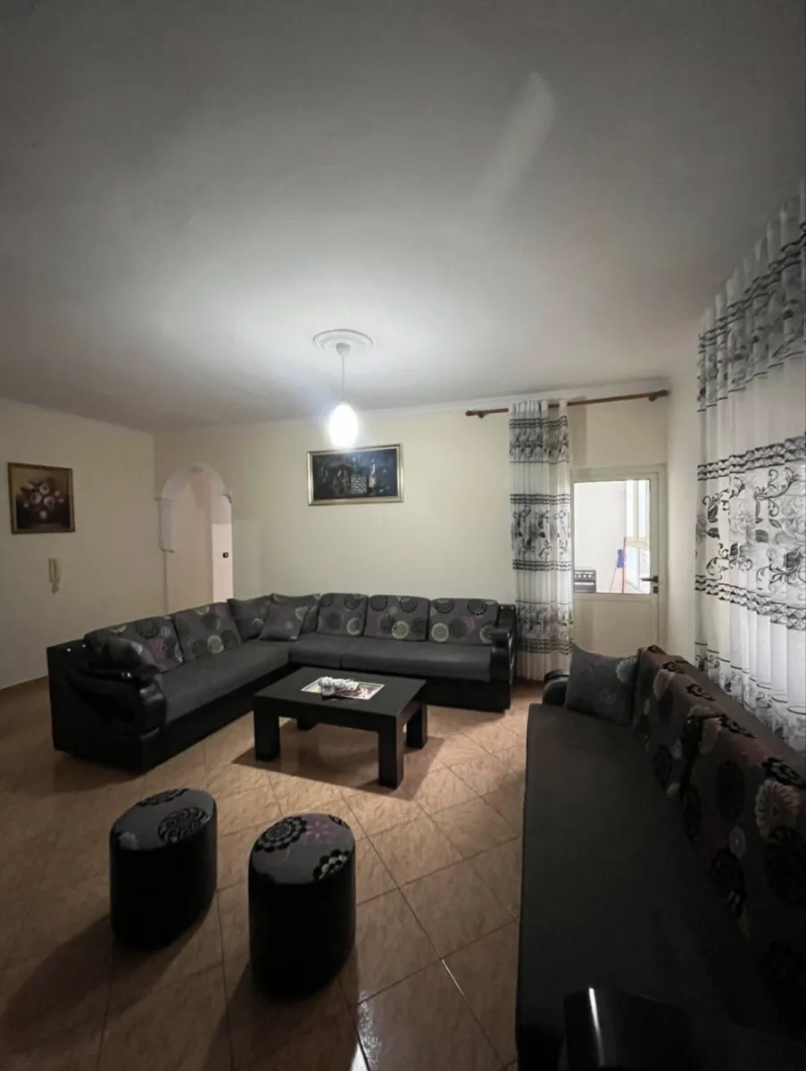 Jepet apartamenti me qira per afatgjat 2+1 ne vlore - Foto 2