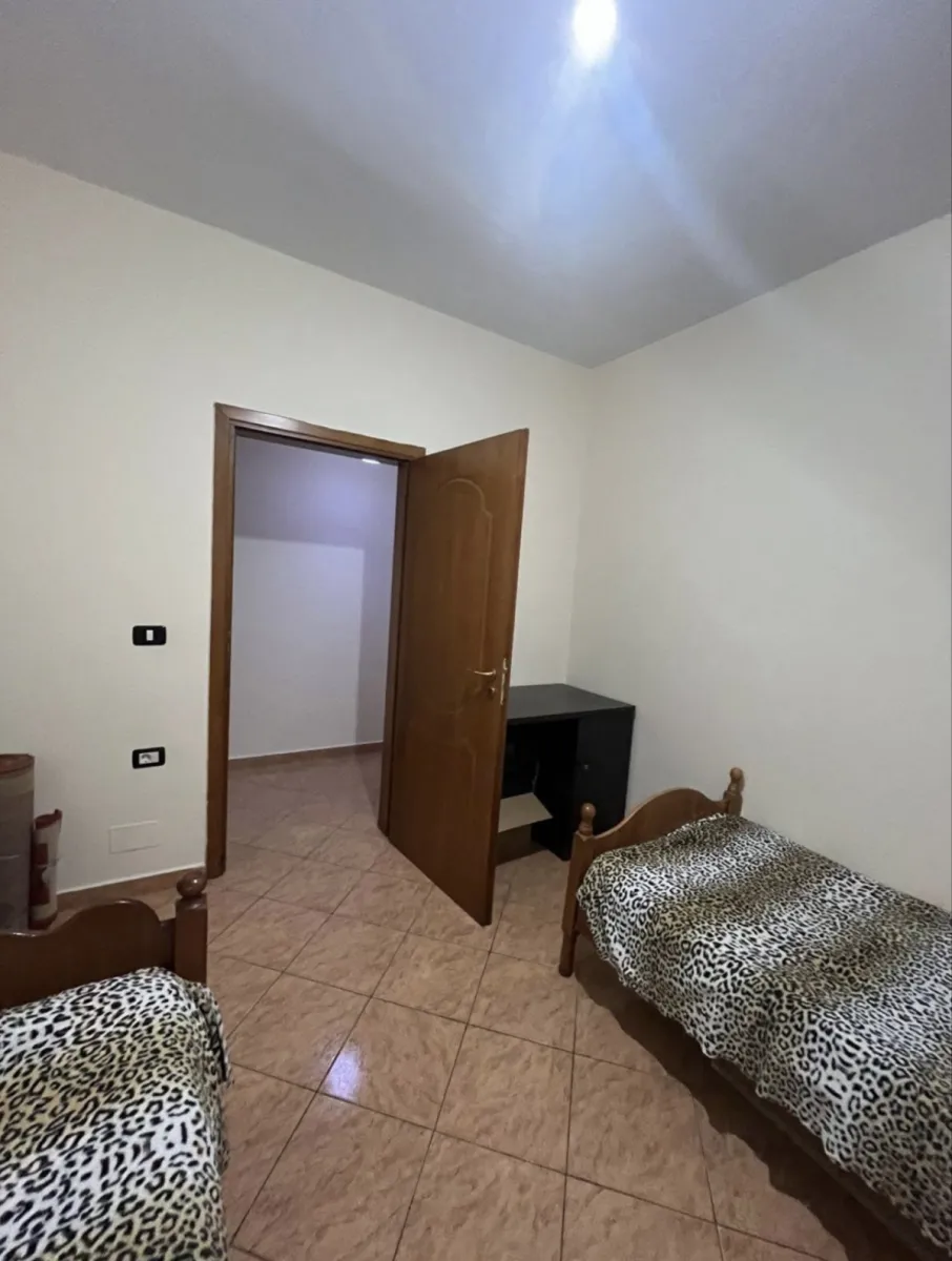 Jepet apartamenti me qira per afatgjat 2+1 ne vlore - Foto 8